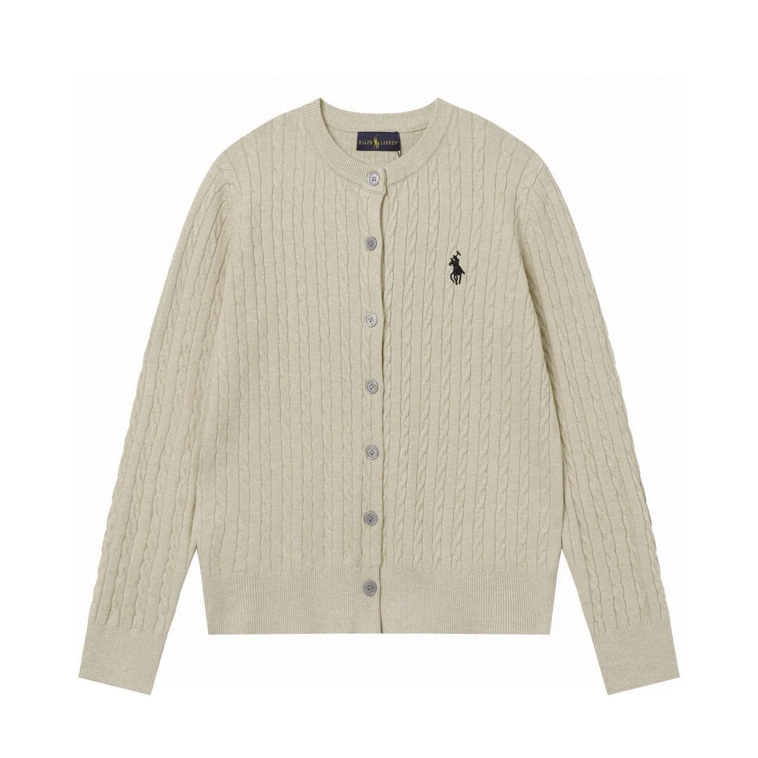 P166 Style No.: 602 -Ralph Lauren RL cardigan with classic war horse logo embroidery on the chest, long-sleeved sweater sweater jacket -The item is made of custom-dyed and custom-spun yarn, purchased from the original version. A full set of customized accessories. Details determine success or failure. Heavy new autumn and winter style. The weight of the item is as high as 800 grams. It is soft and delicate and does not tie the body. The upper body effect is very nice. Loose fit. Women's style. -Color: black, off-white, milk tea, light gray, dark gray. Navy blue red khaki red - Size: S / M / L S size 80-100 catties M size 100-120 catties Large size 120-135 catties